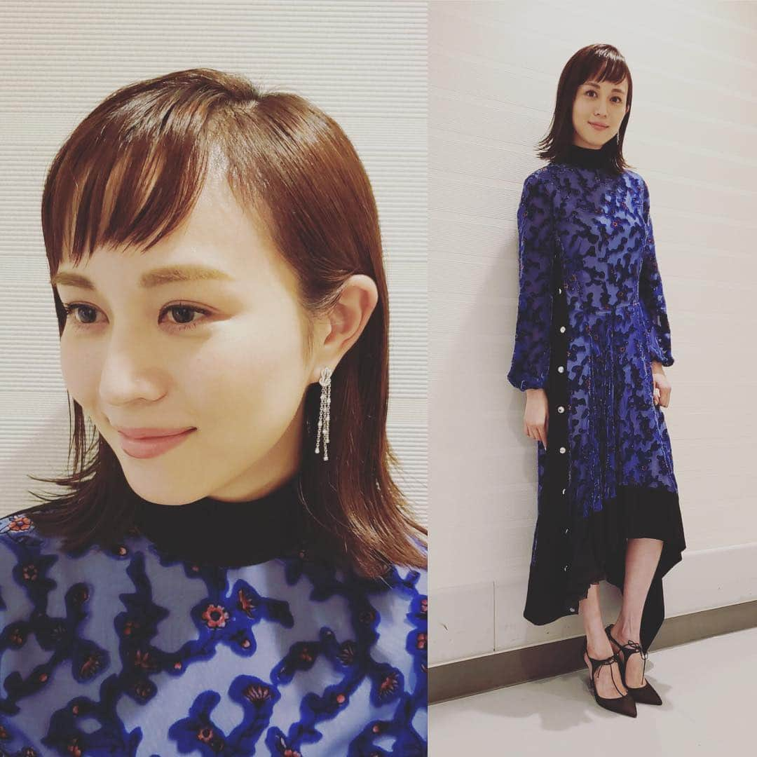 比嘉愛未さんのインスタグラム写真 - (比嘉愛未Instagram)「オン眉にしてみた✂︎✨ イメチェンってやつですね。 ドレス👗 #TORYBURCH ピアス💍 #FREDParis 靴👠 @jimmychoo」7月12日 14時39分 - higa_manami