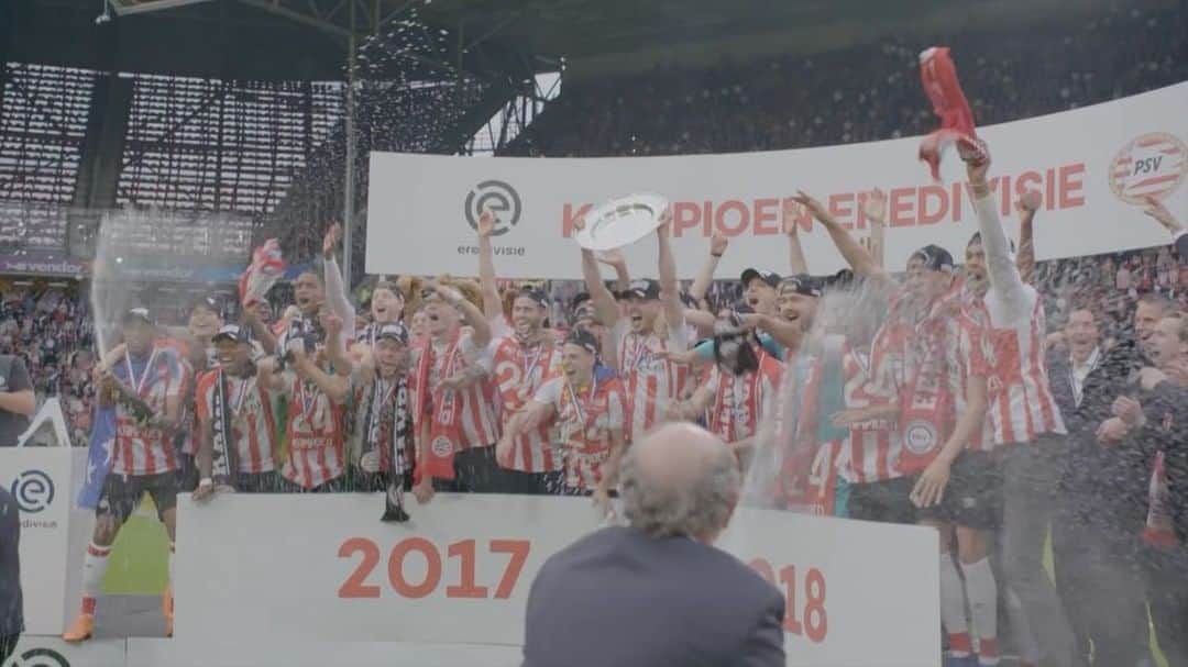マルコ・ファン・ヒンケルのインスタグラム：「Ik wil @PSV, de supporters, staf en mijn teamgenoten bedanken voor wederom een geweldige periode 🙏🏻 Na twee eerdere periodes van een half jaar, mocht ik afgelopen seizoen - als aanvoerder - het hele jaar het PSV-shirt dragen. Met als beloning natuurlijk de landstitel. Nogmaals bedankt en tot snel!! 🔴⚪ #EendrachtMaaktMacht - - I would like to thank the club, fans, staff and my teammates for another great time at PSV 🙏🏻 After two times on a half-season loan, I'd wear the PSV jersey - as a captain - a full season last year. Winning the championship was the icing on the cake. Thanks again and see you soon! 🔴⚪ #PSV」