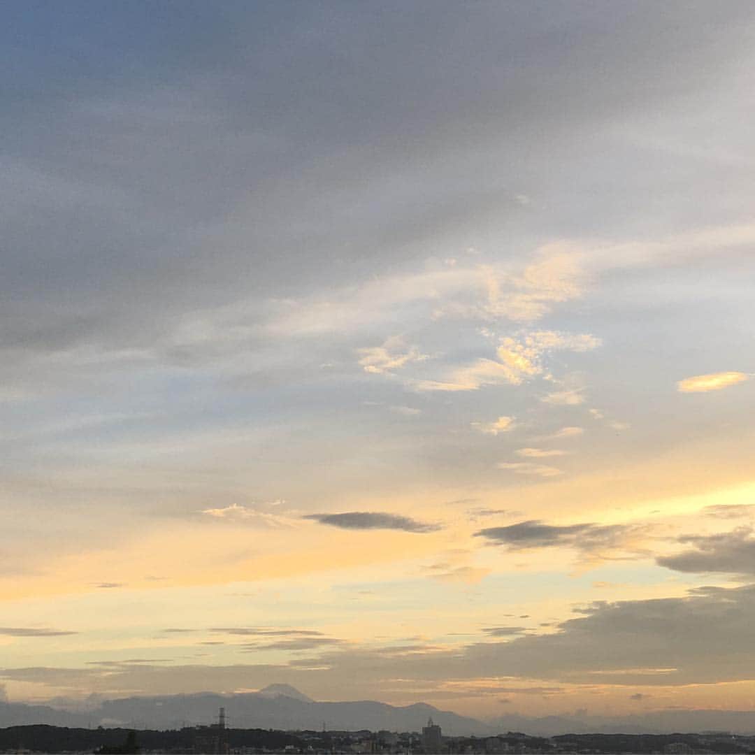 石田ゆり子さんのインスタグラム写真 - (石田ゆり子Instagram)「いつかの夕暮れ 遠くに富士山🗻  自然のもたらす脅威に ふるえるなか やはり自然の美しさに癒される。 なにも考えずに ぼーっと夕焼けを見ていると 人間のちっぽけさを 感じるけど でもどうかどうか 被害に遭われた皆様に なんでもない日々、普通の毎日が 1日も早くもどってきますように。  心よりお見舞い申し上げます…」7月12日 17時34分 - yuriyuri1003