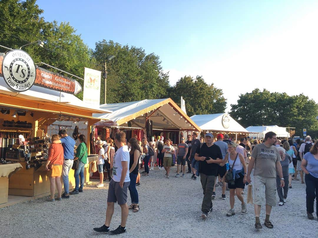 兼田カロリナさんのインスタグラム写真 - (兼田カロリナInstagram)「❤️ #fun #friends #exploring #münchen #summerfestival #tollwood」7月12日 17時39分 - carolinakaneda