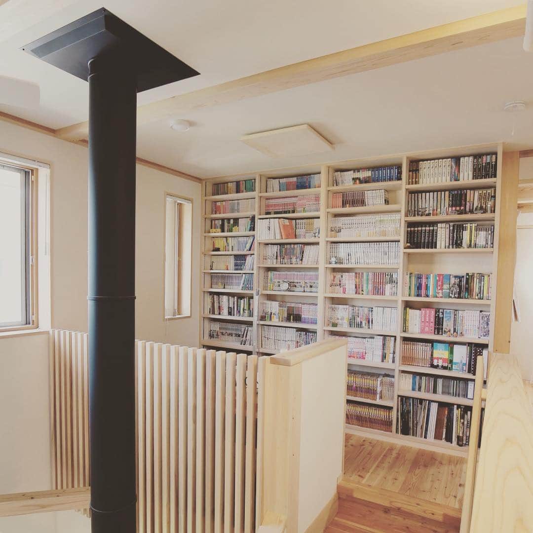美し信州建設のインスタグラム：「上田市 I様のお住まい 階段を上がったフリースペース。 家族共有の図書館です😊 薪ストーブの暖気も集まる、暖かく快適な空間。  #美し信州建設#上田市#木曽桧#長野県#マイホーム#インテリア#新築#家#工務店#リノベーション#住宅#設計#注文住宅#自由設計#無垢材#木の家#田舎暮らし#建築家#施工事例#図書館#住まい#フリースペース#自然素材#健康住宅#エコ住宅#interior#マイホーム計画#house#木曽ひのき#」