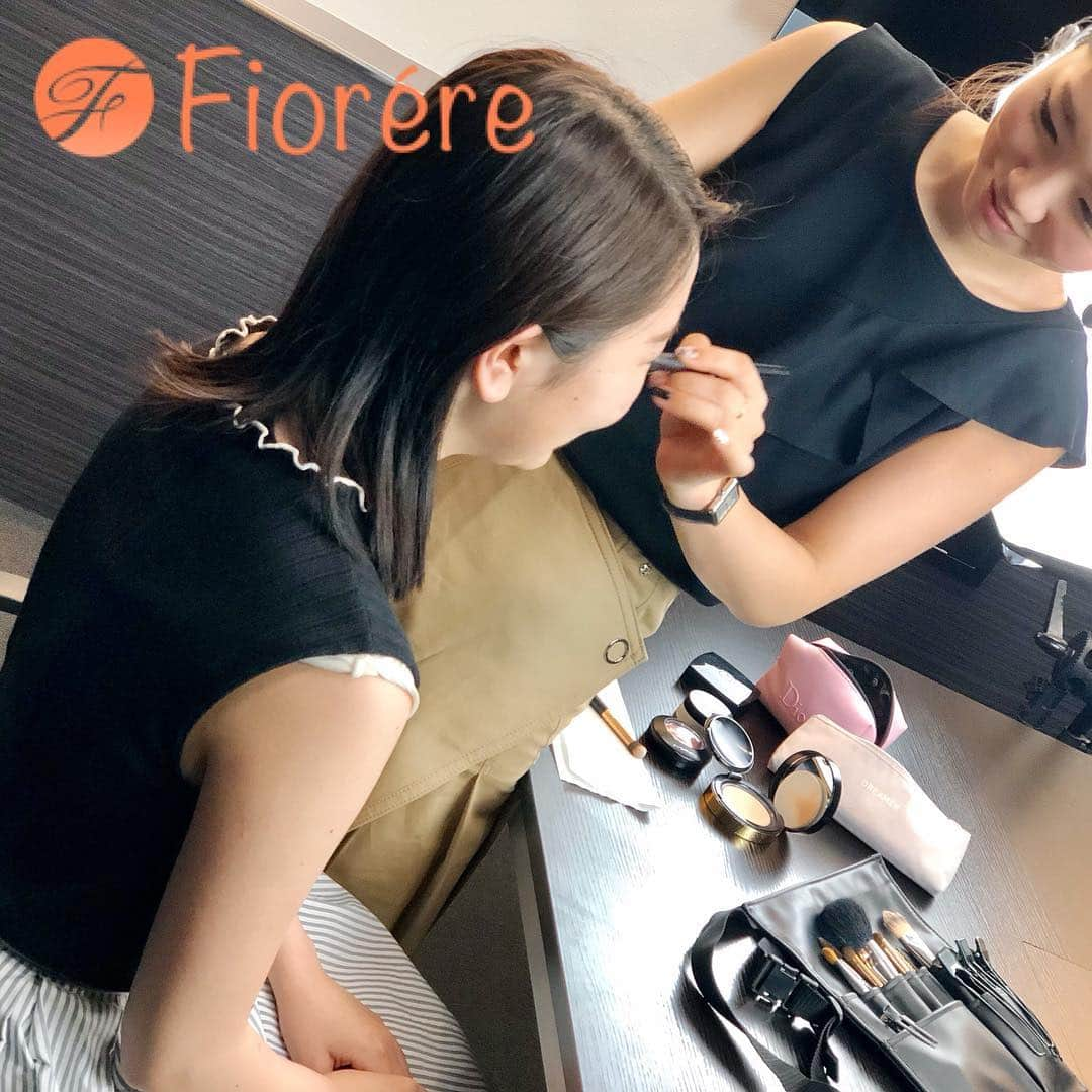 rére rére(Fiorére)のインスタグラム：「・ . rére . #メイク中 の控え室です💄💕 これからインタビューを受けるそう🤔 記事になるのが楽しみです♪ . réreでは、これから夏に向けて #新しいコスメ をどんどん紹介していきますので お楽しみに～☺️！ . . #Fiorente#フィオレンテ#Fiorére #女子力#フォローミー#コスメ好きさんと繋がりたい #インスタ#フォロー#インスタ映え#つながりたい #ほっこり#いいね #いいね返し #アイシャドウ  #フォローバック#ラメメイク#キラキラメイク #いいねした人全員フォロー#フォロー返します #コスメ紹介  #コスメレビュー #夏コスメ #マキア  #元美容部員 #美容家 #オレンジメイク」