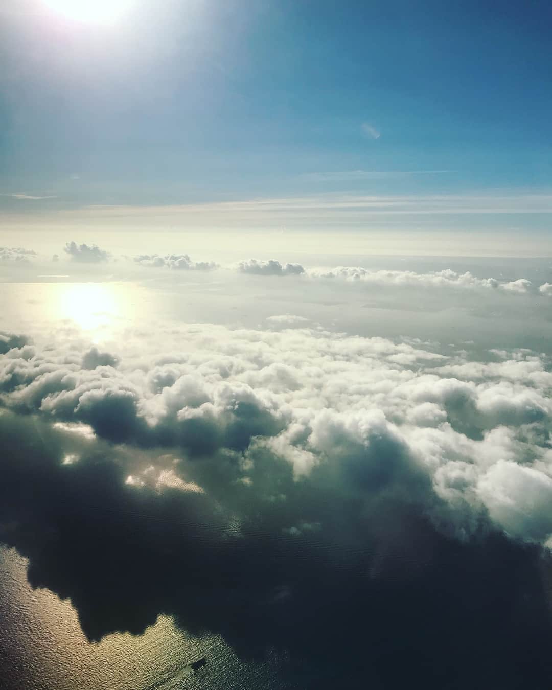 小澤陽子さんのインスタグラム写真 - (小澤陽子Instagram)「at work☻  綺麗な空と海と朝陽…✈︎☁︎☀︎✧ . . 同じ地球でも、場所によって全然違うのに、この海と空が繋がってると思うと不思議ですよね🧜🏻‍♀️🌅🛤 . .  帰りの夕陽も、とっっっても綺麗だったのに、窓際じゃなくて撮れませんでした…😭😭 . . #写真じゃ伝わりきらないけど… #綺麗な景色ほど共有したくなる #さまざまな雲☁️ #みんな違ってみんないい #朝陽と夕陽🌅 #心が穏やかになります😊🌿 #あるところへ出張✈️ #シェアはぴ🌻」7月12日 18時54分 - yoko.ozawa729