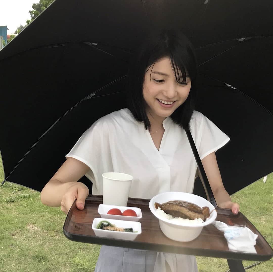 川島海荷さんのインスタグラム写真 - (川島海荷Instagram)「暑い日々が続いていますが、モリモリ食べて、熱中症対策して、撮影しておりやした。🍛☀️」7月12日 18時54分 - umika_kawashima
