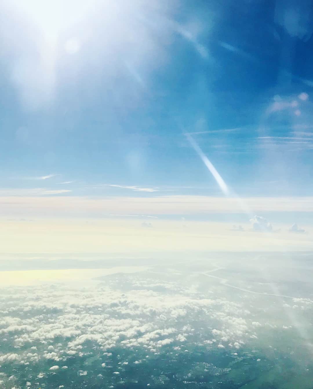 小澤陽子さんのインスタグラム写真 - (小澤陽子Instagram)「at work☻  綺麗な空と海と朝陽…✈︎☁︎☀︎✧ . . 同じ地球でも、場所によって全然違うのに、この海と空が繋がってると思うと不思議ですよね🧜🏻‍♀️🌅🛤 . .  帰りの夕陽も、とっっっても綺麗だったのに、窓際じゃなくて撮れませんでした…😭😭 . . #写真じゃ伝わりきらないけど… #綺麗な景色ほど共有したくなる #さまざまな雲☁️ #みんな違ってみんないい #朝陽と夕陽🌅 #心が穏やかになります😊🌿 #あるところへ出張✈️ #シェアはぴ🌻」7月12日 18時54分 - yoko.ozawa729