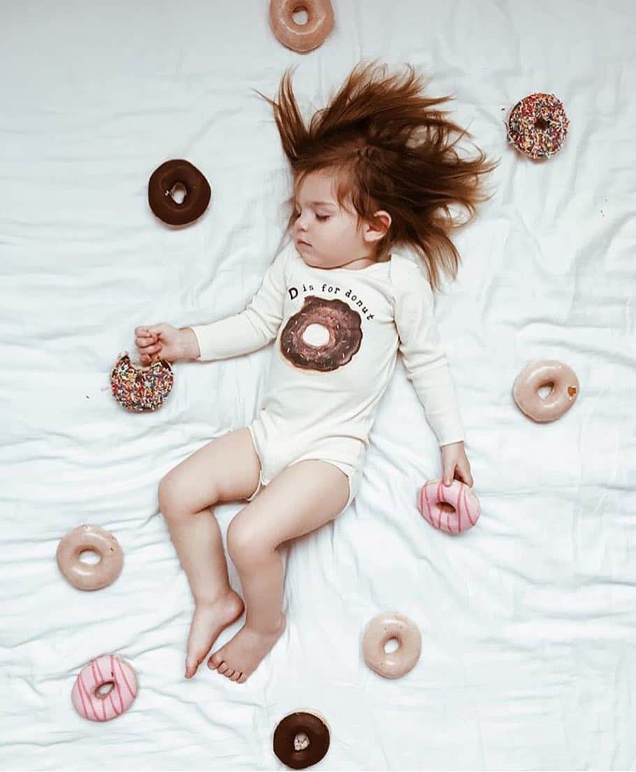mama parfait(ママ パルフェ) のインスタグラム：「. 👶 today's photo by @dearest.sisters . . Donut eating is tiring stuff 🍩」