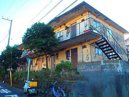 LIFULL HOME'S(ライフルホームズ)公式のインスタグラム：「お部屋に入ったらびっくりっ！そこには無垢素材が使われたオシャレ空間が広がっているんだ～っ！何かの撮影で使われそうだねっ！やっぱりこういうおウチっておもしろいっ #ギャップ物件 ＜神奈川県横須賀市＞  https://www.homes.co.jp/chintai/b-1249210003989/ #ライフルホームズすごいおウチ #ライフルホームズ #LIFULLHOMES #ホームズ #ホームズくん #暮らし #住宅 #間取り #Living #cool #House #bath #instagood #間取り #floorplan #ギャップ #意外  #バスタブ #猫脚 #design #デザイン #建築 #無垢 #おしゃれ #鴨居 #横須賀 #神奈川」