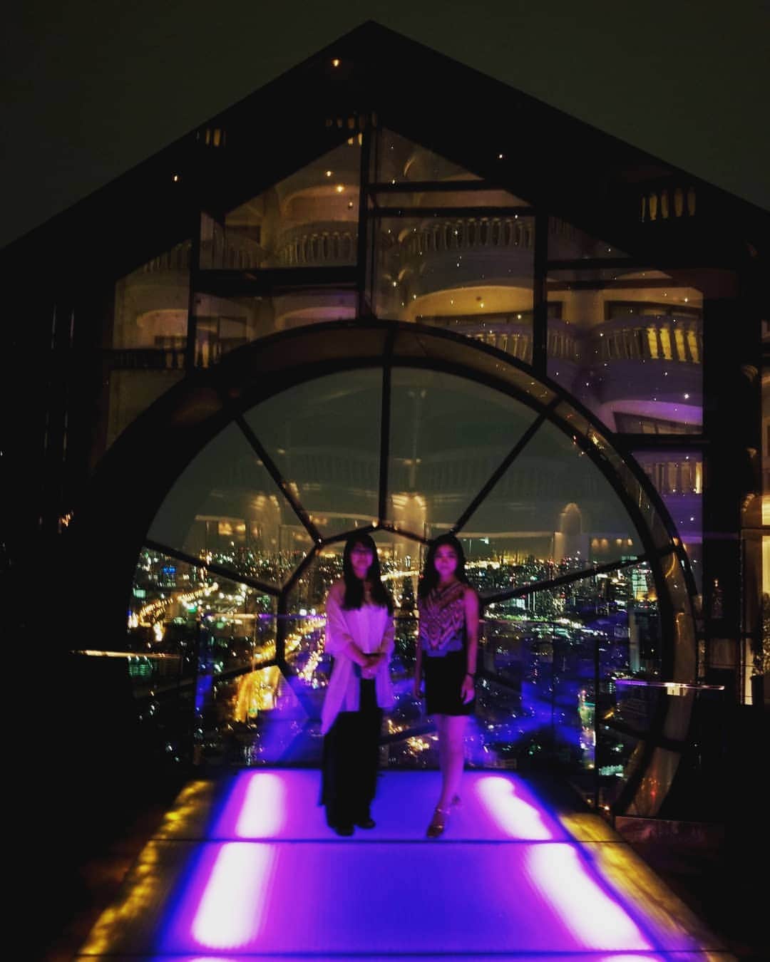 永吉令奈のインスタグラム：「お母さんと先月行ったタイ🇹🇭✨ スカイバーっていう屋上のルーフトップBarが有名なホテル✨  朝食ビュッフェが豪華すぎたけど減量中でほとんど手をつけることができんかったーー(笑)  もう一回行きたい。。 #thailand #タイ #タイ旅行 #二人旅」
