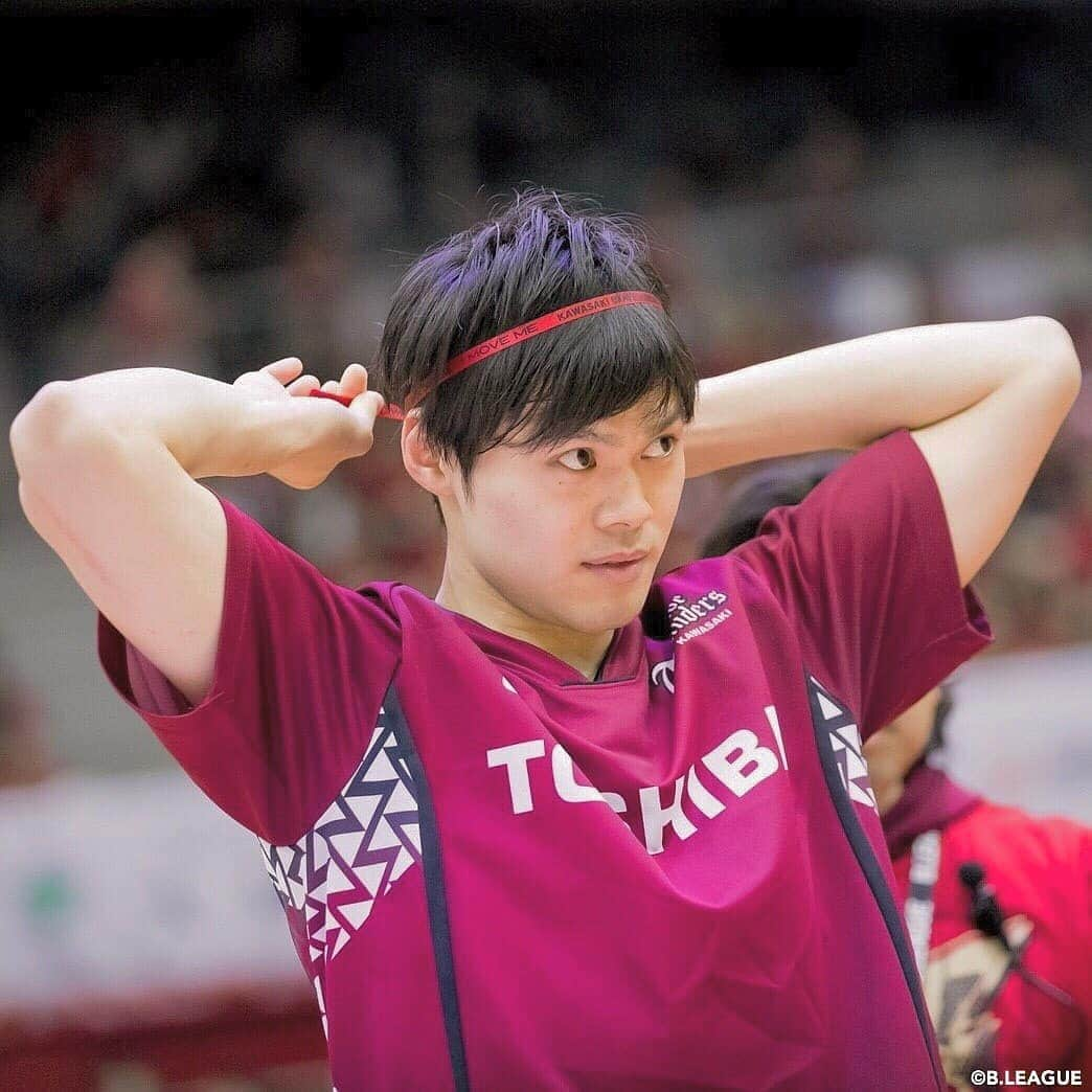 B.LEAGUEさんのインスタグラム写真 - (B.LEAGUEInstagram)「【#かわいい ☺️❣️ ▷▷▷ #かっこいい ⛹️‍♂️🔥 】 . . #川崎ブレイブサンダース の#藤井祐眞 選手の オンとオフの様子をお届け⚡️❤️ . . 『OFF』👀✨💕 ． スワイプして動画をチェック‼️🎥 ． 『ON』🏀💥💪🏻 . .  コート外でのおちゃめな振る舞いと、 試合中の粘り強いプレーとのギャップにきゅん😘❣️ . . #kawaii #かわいい系 #あざとい #上目遣い #おちゃめ  #男気 #気合い #雄叫び #ポイントガード #pg #ディフェンス #ルーズボール #アシスト #ナイスプレー #niceplay  #ギャップ #ギャップ萌え  #オンオフ #オフショット」7月12日 19時52分 - b.league_official