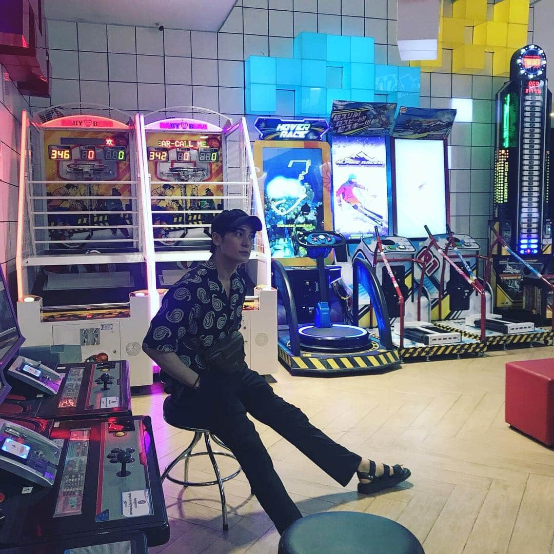 町井祥真さんのインスタグラム写真 - (町井祥真Instagram)「タイのショッピングセンターの中にあったゲームセンター。 なんだか色合いが好きだったのでパシャリ📸  たまにはゲーセンで思いっきり遊びたくなるよね。 ちなみにメダルゲームとかたまにやります:) #ゲームセンター#タイ#thailand#color#gamecenter#game」7月12日 20時12分 - shoumachii