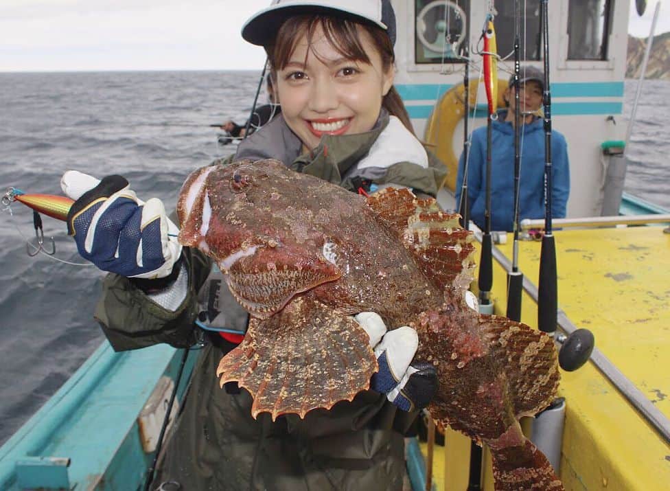 のインスタグラム：「・ ・ 明日は「美女と釣り」第5弾🐟❤️ ・ ・  美しすぎる釣りガール あみさんは、 美しいだけではなく とってもかっこいいのです😆！ 9.5キロのブリをお見事👏釣り上げました😭❤️ ・ ・  そしてブリだけではなく、 沢山の魚さんに会えました☺︎ 是非、明日のイマコレご覧ください。 ・  #美しすぎる#釣りガール#矢野愛実 さん #釣り番組#釣り#北海道#積丹 #イチモニ#イマコレ」