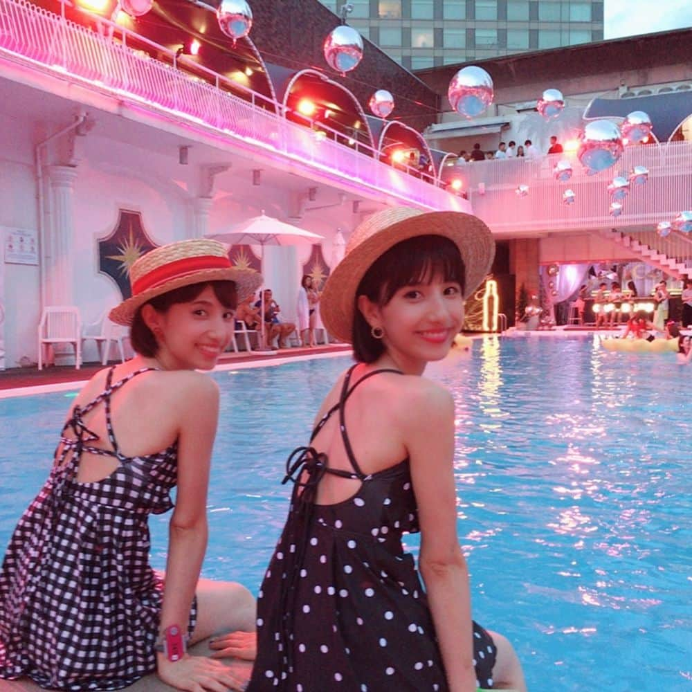 谷奥えり（えまえり）さんのインスタグラム写真 - (谷奥えり（えまえり）Instagram)「夏🐳🐬 水着は @heather_love_official だよ！！！ えまと柄違い♡ ……………… 先日毎月行っている @mani.mint_kogao へ！！ 私はいつも東さんに担当して貰ってるんですが ほんとにゴッドハンド過ぎて。。。 途中気持ちよ過ぎて寝てまいそうに😚😚 凄くおススメなサロンです！ #ハナコラボ #双子モデル #双子タレント #双子」7月12日 21時30分 - eritanitani