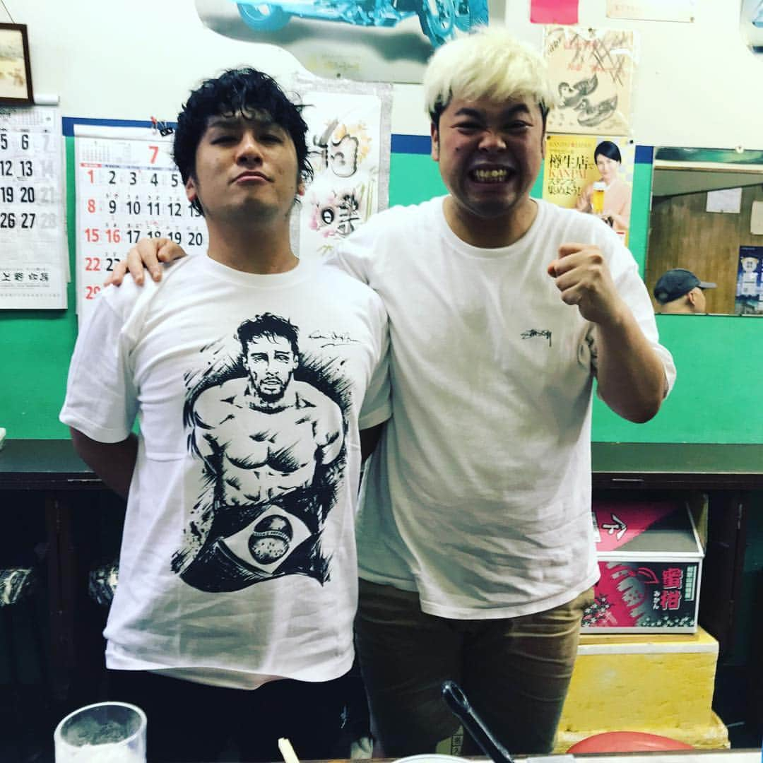 吉田圭佑のインスタグラム：「後輩の神ちゃんが誕生日プレゼントにずっと欲しかった木村ミノルTシャツをくれました！もう、皮膚になるぐらい着ます！ありがとう！あと、glowも貰ったんですがタバコ辞めてるんでこれはメルカリで売ります！ ありがとう！」