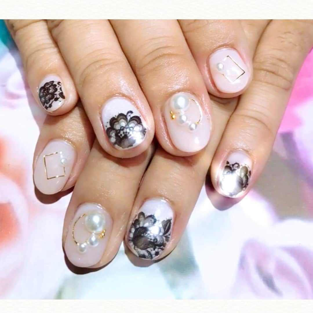 脊山麻理子のインスタグラム：「@nailmix_and_es ネイルミックスでネイルを新しくしました♡今回は、ピンクに黒のレースで、セクシーなランジェリーネイルに♡お気にいり♡ #ネイルミックス #nailmix #ランジェリーネイル #セクシーネイル」