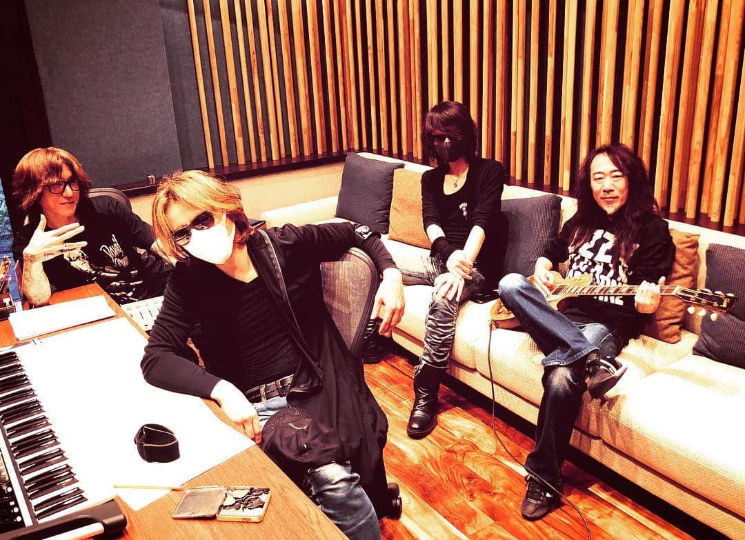 YOSHIKIさんのインスタグラム写真 - (YOSHIKIInstagram)「Recording.. right now. Tracking guitars. 今、某所で #レコーディング 中。 X」7月12日 23時11分 - yoshikiofficial