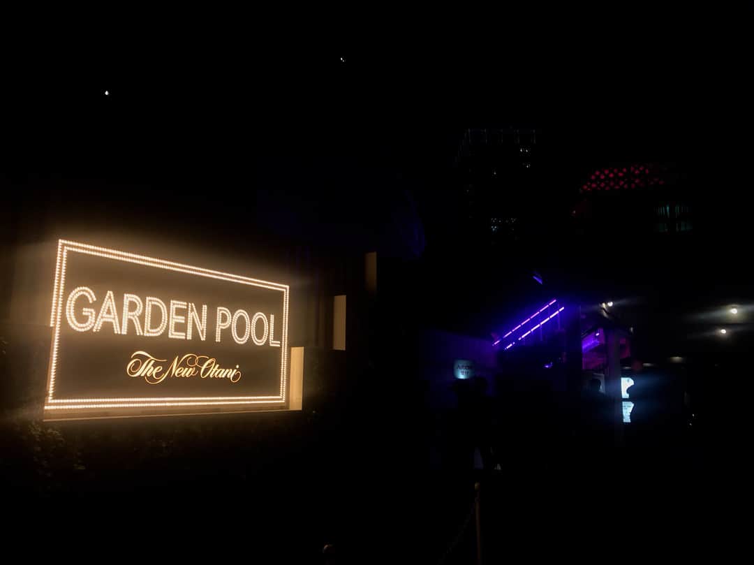 のインスタグラム：「. . . Hotel New Otani Garden pool  Reception party 🎈🌈🌈 . . ホテルニューオータニで ガーデンプールが 14日からオープンするそうです🌈 . . . 夜なイベントへ なかなかの出不精の私を 連れ出してくれた 日中親善大使の通訳さんのBelle ちゃん🇨🇳🇯🇵 と ヘアメイクのともちゃん と💄 盛り上がった可愛いギャル達を見ながら 足をパシャパシャして楽しみました❤︎ . . . GUERLINE  の新しいルージュ💄 ルージュジェのブースもあり プレゼント🎁してもらい嬉しすぎた♡ ルージュは、 いつも赤ばかりなので 持ってないオレンジ色にしてみました♡♡♡ . . . 皆さんも こちらで、夏を満喫してみては🤗 #japan #hotelnewotani  #gardenpool #reception  #party #fashion  #love #hairmake #model #rip #guerlain  #magazine  #Hanako #雑誌Hanako #ゲラン #ルージュジェ #所でスノウアプリで撮った写真 #なんか凄いー #色々修正されてて #面白い #💄 #🌈 #💕」