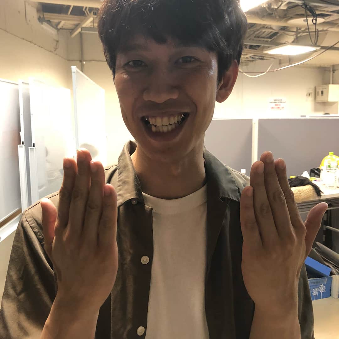 のインスタグラム：「#しゅんしゅんクリニックp  #ランパンプス寺内  #サンシャイン坂田  #しゅんP単独 #しゅんしゅんBAR #8月25日21時〜 #神保町花月 #毎回寺内とMCしています #しゅんPのインスタのフォロワーの方3万人ずつ僕と寺内フォローしてください #打ち上げ会場の決定権が強まります #単独もうちょっとで完売らしいので早めに是非是非！ #元医者誕生日に同期の呑み断って1人で部屋でインスタ配信芸人 #右目ぱっちり左目しっとりバカ食いギリギリ将棋大好き芸人逃れ芸人 #実家が農家芸人」