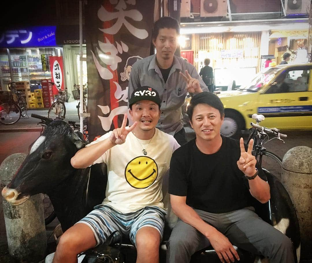 大西宏明さんのインスタグラム写真 - (大西宏明Instagram)「平石監督とサシで🍻🍖 2人きりやのに気づいたら５時間以上語り尽くしてた🤗  #平石洋介  #東北楽天ゴールデンイーグルス  #監督代行  #代行っている ？？ #監督でええやん #平石監督  #笑ぎゅう  #ゆっくり時間  #２人で 🍻 #まさかの  #5時間超え  #男２人でどんだけ話すんねん 😂 #15歳からの付き合い  #まだまだ話す事あるわな #ええ時間  #てか  #やっぱり男前 💢💢 #baseball #professional #waragyu #yammy #smile #ほなっ！！」7月13日 10時37分 - ohnishi_hiroaki_0428