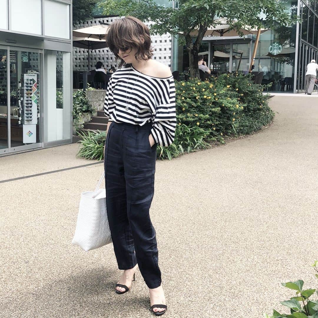 風間ゆみえのインスタグラム：「top & pants はともにマリンフランセーズ。ヒールはマノロブラニク サングラス🕶CÉLINE 白いバッグは葉山で購入したもの。  #yumie_k_style」