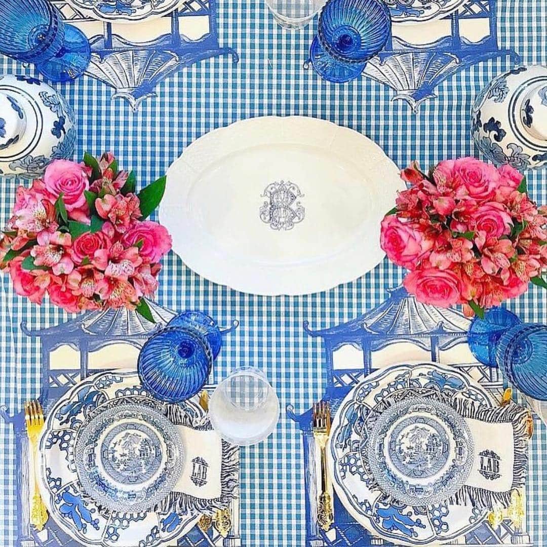 Roxy Sowlaty Interiorsのインスタグラム：「Table goals!!! 💗 Perfect set complete with pink flowers of course 🌸🌸🌸」