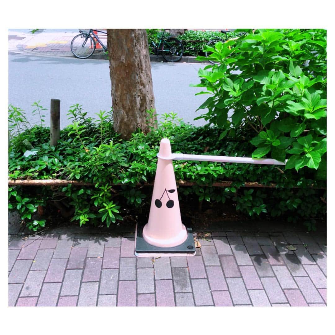 理絵さんのインスタグラム写真 - (理絵Instagram)「可愛い三角コーン🍒 .  おはようございます😃今日も暑くなりそうですね💦水分補給はこまめにね🥤 .  #カラーコーン #三角コーン #さくらんぼ #cherry #ciliegie #체리 #可愛い #pink #tokyo #japan」7月13日 7時33分 - ____rie____