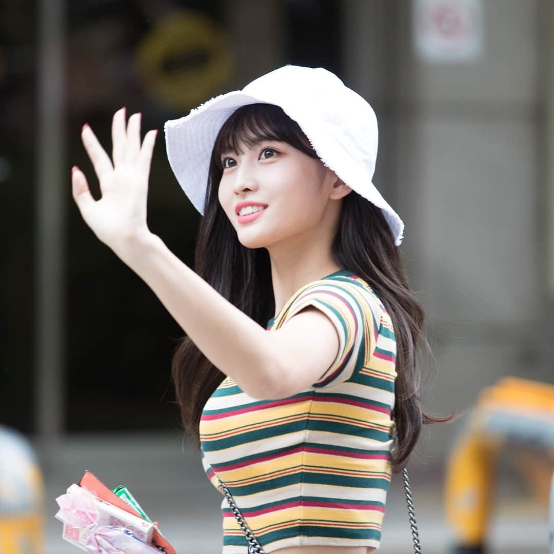 モモさんのインスタグラム写真 - (モモInstagram)「[Fantaken] #모모 - 180713 On the way to Music Bank | © ring ring ring #트와이스 #모모 #平井もも #もも #TWICE」7月13日 7時49分 - momojype