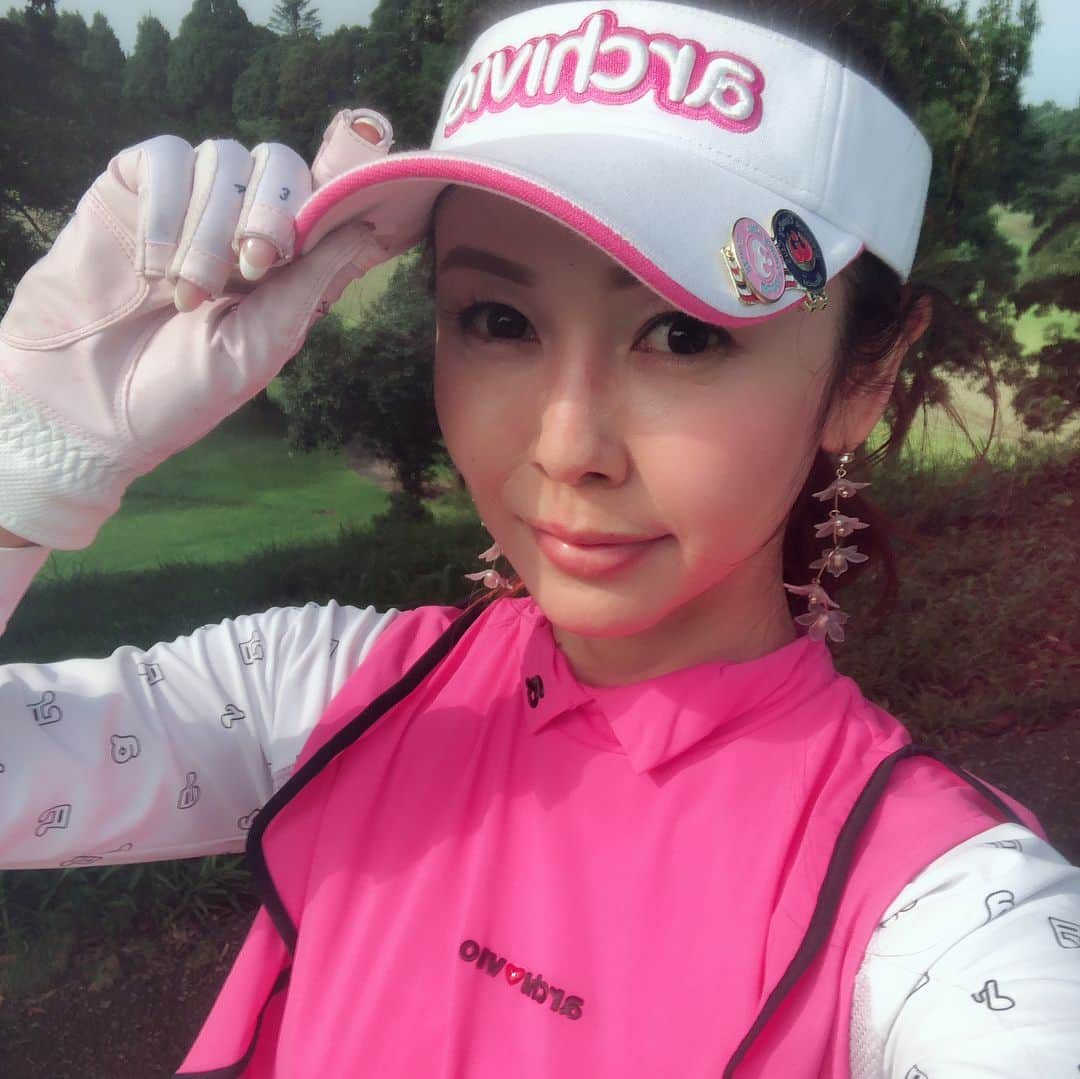 宮崎宣子さんのインスタグラム写真 - (宮崎宣子Instagram)「暑いゴルフ⛳️☀️😵💦 灼熱太陽の宮崎ゴルフは、体力が必要💦  #ゴルフ女子 #ゴルフ楽しい #ゴルフ好き #宮崎ゴルフ #宮崎暑い #灼熱 #楽しい時間 #バテた #スコアはボロボロ #でも気にしない #楽しいのが一番 #宮﨑宣子 #ゴルフウェア #archivio #golffashion #golfer #golflove #golfwear #golfgirl #miyazakigolf #miyazaki」7月13日 8時17分 - miyazaki_nobuko