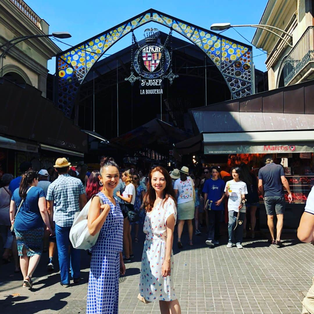 田中麗奈さんのインスタグラム写真 - (田中麗奈Instagram)「旅の記憶でおはようございます🌞  朝一の市場に行って、朝御飯とお買い物。 本当にどれもこれも美味しくて食欲が止まらなかった。  ##barselona#大好きな牡蠣にテンションアップ」7月13日 9時54分 - renatanaka07