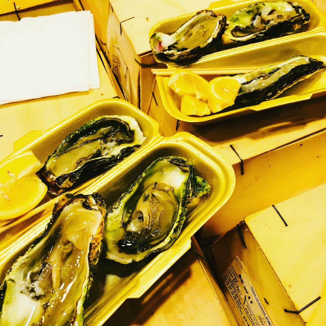 田中麗奈さんのインスタグラム写真 - (田中麗奈Instagram)「旅の記憶でおはようございます🌞  朝一の市場に行って、朝御飯とお買い物。 本当にどれもこれも美味しくて食欲が止まらなかった。  ##barselona#大好きな牡蠣にテンションアップ」7月13日 9時54分 - renatanaka07