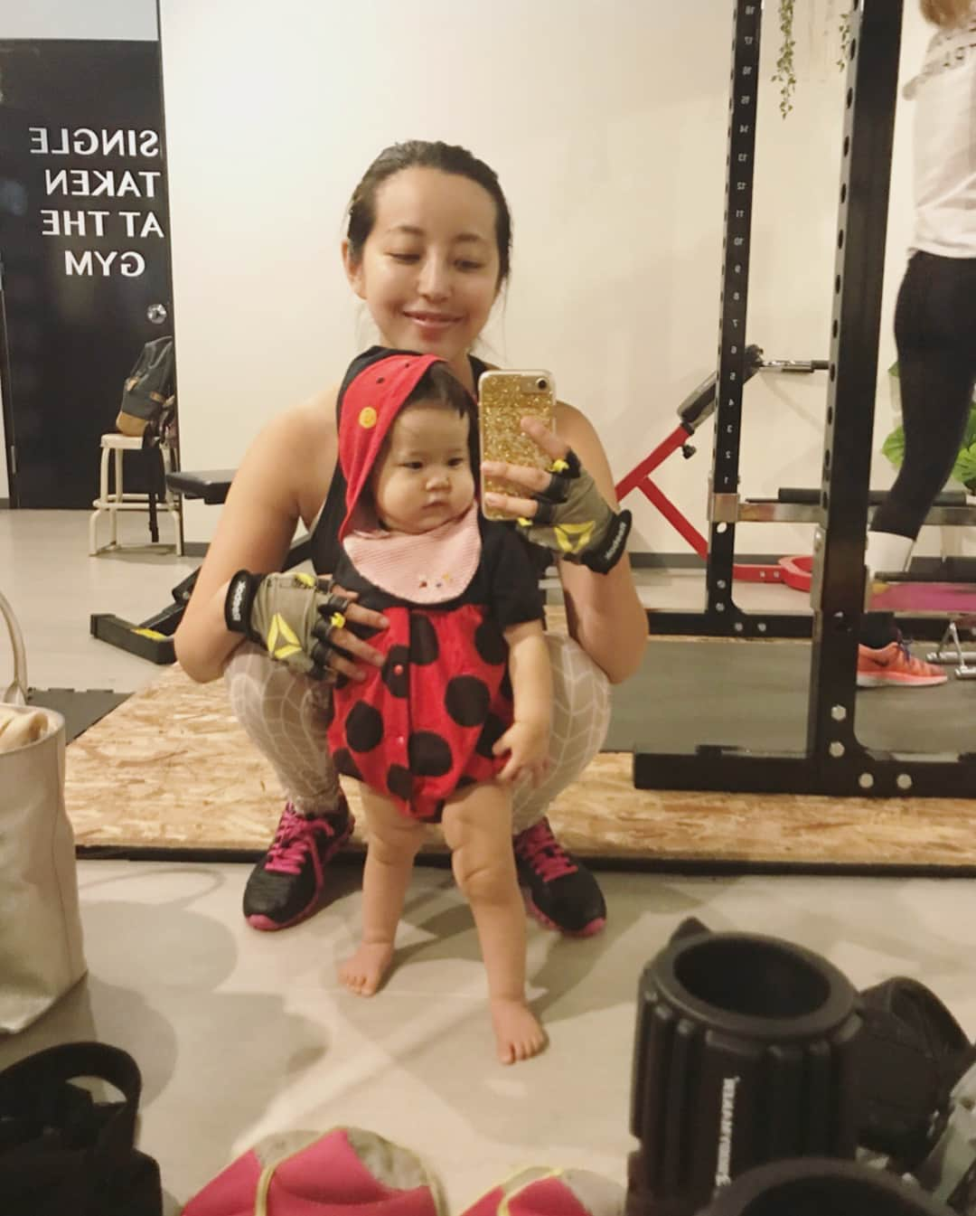 PINKYさんのインスタグラム写真 - (PINKYInstagram)「Work out done with baby ladybug🏋🏻‍♀️❤️👶🏻🐞 . 娘もご機嫌でこの日も良いトレーニングが出来ました🌈💪✨ . @ami_fit_717 @undeux55 いつもありがとうございます😊🙏❤️✨ . そして最近、特に何もしていないのにどんどん体脂肪が減って筋肉量が増えてる😳🌟👙 絶対にこのサプリ（スワイプ6枚目）を毎日飲んでるおかげ！！ もう無くてはならないので、この日UNDEUXで3ヶ月分まとめ買いしました😝💖w それくらいお気に入りで本当に良いです🤗🌈💕 ブログを更新しました📝 ・・・ #mommy #workout #training #trainingday #産後トレーニング #産後ダイエット #ボディメイクスタジオundeux #mama #momlife #mommy #mommyslay」7月13日 20時00分 - shanti_pinky_shanti