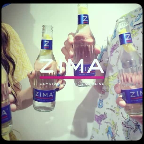 のインスタグラム：「今年ZIMAでは暑い夏をもっと“熱く”過ごしたい全ての若者に送る『ZIMA“もっとサマーを！”キャンペーン』がスタート！  CzechoNoRepublicに、夏を盛上げるフェスでの熱い思い出やZIMAイチオシの飲み方「ZIMA with レモン」の魅力を聞いたインタビューが公開中。さらに、新WEB-CMの「Baby Baby Baby Baby」の制作秘話を聞きました！  インタビューはこちら☞https://zima.jp/feature/c-n-r-lemonzima/（@zima_japan） @czechonorepublic 📹 by @motherfucko  #ZIMA #ジーマ  #ZIMAwithレモン #CzechoNoRepublic #BabyBabyBabyBaby #interview」