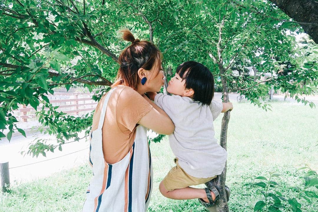 花盛友里のインスタグラム：「いつかの。 明日はめちゃんこ暑いらしいよー！ なにしてあそぼうかしら。 やっぱ水遊びかなー、水遊びだよなー、でも暑いなー、、、室内がいいなー混むよなー、、 みんな何して遊ぶのかなー？ . . Photo by @mirograph ♡」