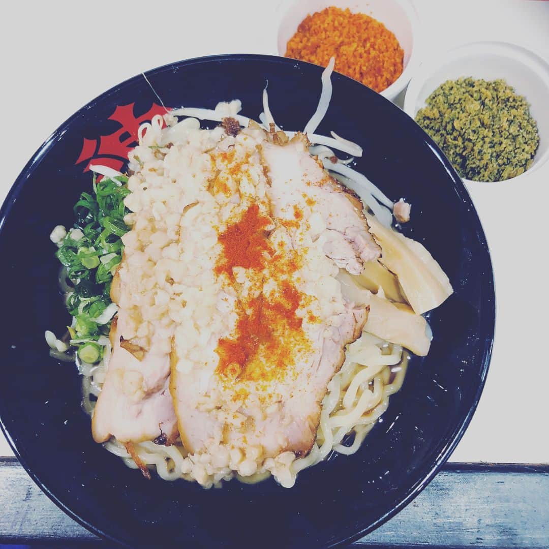 デッカチャンのインスタグラム：「油そばてつ @tetsu_aburasoba  が幡ヶ谷にオープンしたので食べに行きました！ すると店の前で追加トッピングが無料になるチラシを配ってたのでラッキーと思ったら、 なんとビラを配ってたのが食い込MEN a.k.a. けんじるでした！ 麺の大盛りが無料なので頼みました。 油そばをまぜまぜして食べました！ 美味しかったです。 チラシの無料トッピングはザクザクにしました。 ザクザクした食感のあれです。 ザクザクが何かかはきてのお楽しみですね。 ぜひご賞味あれー。  #幡ヶ谷 #笹塚 #甲州街道 #中野通り #ラーメン #油そば #まぜまぜ #油そばてつ #お笑い #お笑い芸人 #お笑い好きな人と繋がりたい #お笑い向上委員会  #食い込MEN!! #けんじる #美味しい #こってり #あっさり #トッピング #ザクザク #食感 #新食感」