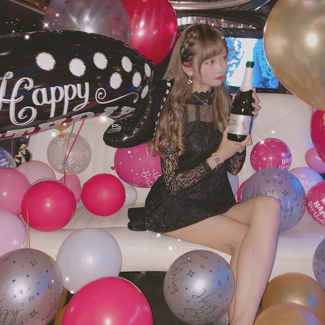 さきぼんさんのインスタグラム写真 - (さきぼんInstagram)「バルーンは @aniplaballoon だよ🎈🎈 豪華にしてほしいって要望きいていただいた♡ . 普通に仲良い後輩の誕生日祝いだったからスタンプで隠した☺️笑 次はいつもの4人で姫会のホームパーティーもやる予定なんだ⋈♡*｡ﾟ . . #リムジン #リムジンパーティ #マツコ会議 #姫会 #東京駅 #バルーン #balloon #🎈 #birthday #誕生日 #happybirthday #さきぼんリムジン」7月13日 21時03分 - sakibon69