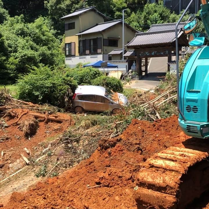 松岡卓弥のインスタグラム：「記録的大雨の災害復旧に来てます。自然は感性を豊かに感受性を高めてくれます。でもときに牙をむき襲いかかって来ます。今回避難というものに対して真剣に考えました。いざという時の準備しておこう。 被害にあわれた方のご冥福をお祈りします。」