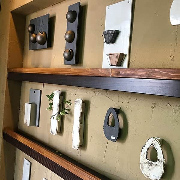 poroco（ポロコ）さんのインスタグラム写真 - (poroco（ポロコ）Instagram)「石狩のカフェ「Botanical Life Gallery  宙（ソラ）」 長年、生花店で働いていたオーナーが、「植物のある生活を提案したい」と、季節の花や草木といった自然素材を使ったDIY体験ができるカフェをオープン🌻✨ 店内はオーナー自身による陶芸作品のギャラリーにもなっています🎨 6種類のジェラートと、自家製ジャムを使ったワッフルボウルやドリンクを楽しみながら、季節の植物を使った素材でハーバリウムやリースなどの手作り体験ができるカフェ。カップやお皿などうつわにも注目してみて♪ 石狩市緑苑台東3条3丁目251 [営業時間]12:30～17:30 L.O.17:00 [休]月火水曜、第1・3・5日曜 #BotanicalLifeGallery宙 #宙 #ボタニカルライフギャラリーソラ #DIYカフェ #DIY体験 #DIY #石狩市 #石狩カフェ #ギャラリーカフェ #cafe #札幌近郊 #おでかけスポット#porocoスイーツ部」7月13日 13時11分 - poroco_magazine