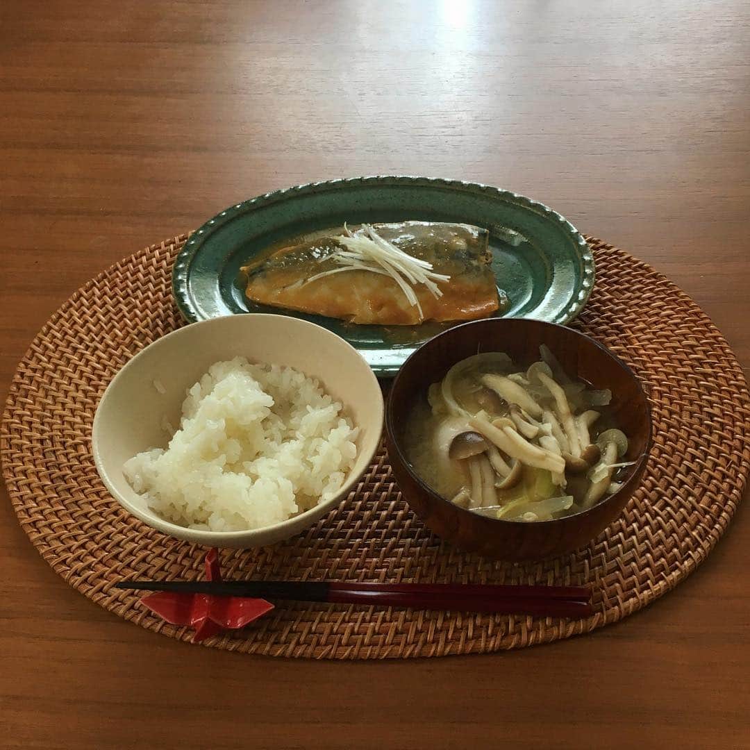 平川彩佳さんのインスタグラム写真 - (平川彩佳Instagram)「. 新しく手に入れた ランチョンマットを使って お昼ごはん! . このランチョンマット、 水洗いしたら 反り返っちゃった。 がーん。 . あと今気がついたんですが、 お箸置きの鶴がそっぽ向いてる。 . . #お昼ごはん #お昼ご飯 #和定食 #ランチ #ランチプレート #おうちごはん #ランチョンマット #アタ製品 #さばの味噌煮 #鯖の味噌煮 #サバ #さば #鯖 #茶色い食卓 #益子焼 #クッキングラム #フードスタグラム #彩佳キッチン #lunch #lunchplate #japaneselunch #cookingram #foodstagram」7月13日 12時55分 - hirakawa_ayaka
