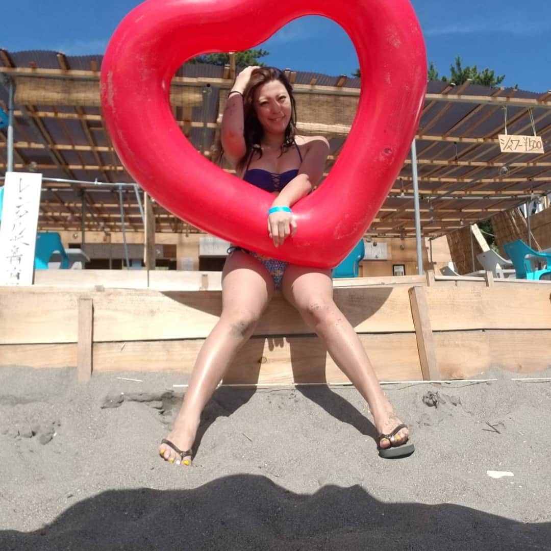 一色亜莉沙さんのインスタグラム写真 - (一色亜莉沙Instagram)「波被りまくって化粧落ちすぎ。 海！海！海がすき！！ #海 #海が好き #ハートのうきわ #浮き輪 #一色海岸 #コスプレイヤーさんと繋がりたい #グラビアが好き #グラビア #tif」7月13日 13時11分 - arisa_isshiki