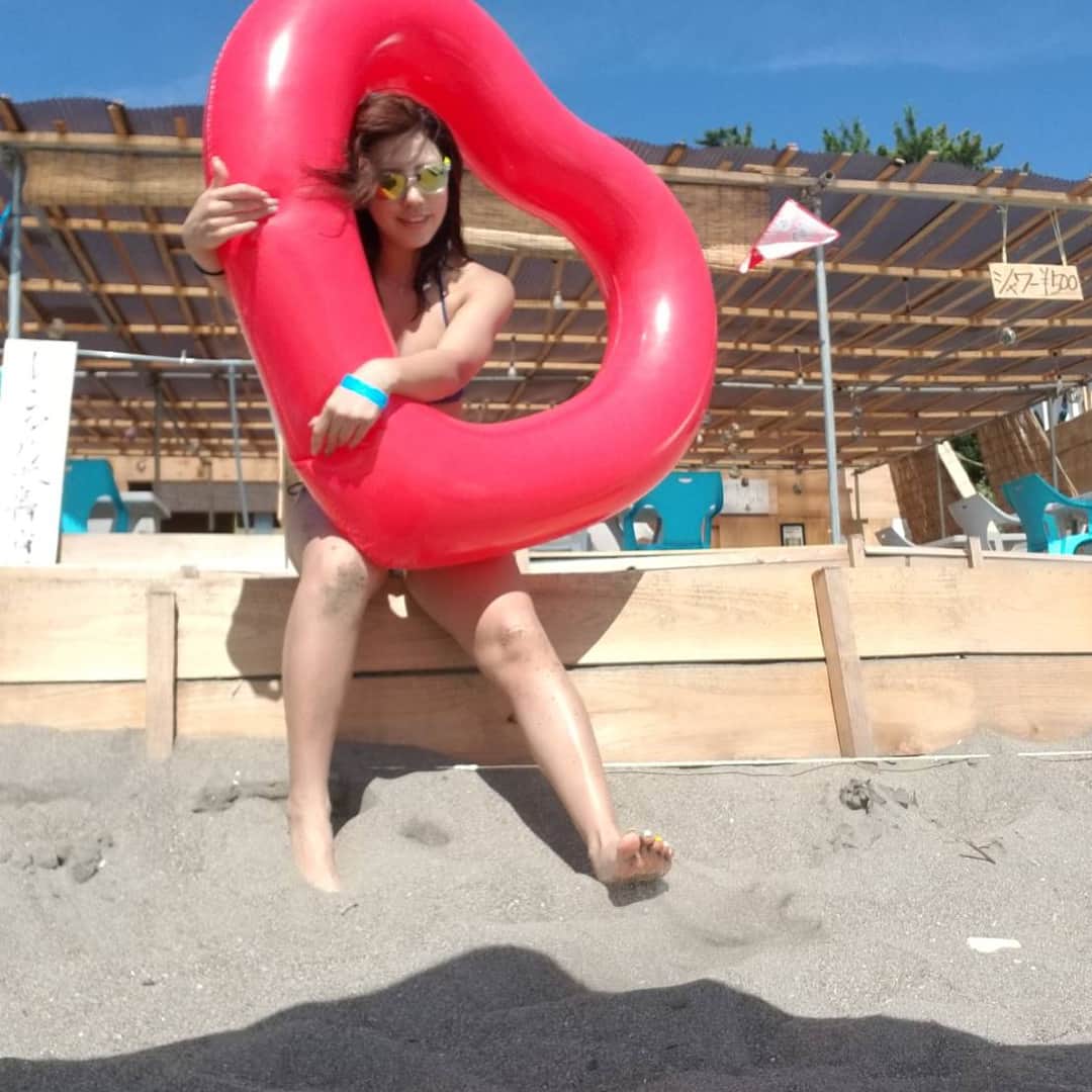 一色亜莉沙さんのインスタグラム写真 - (一色亜莉沙Instagram)「波被りまくって化粧落ちすぎ。 海！海！海がすき！！ #海 #海が好き #ハートのうきわ #浮き輪 #一色海岸 #コスプレイヤーさんと繋がりたい #グラビアが好き #グラビア #tif」7月13日 13時11分 - arisa_isshiki