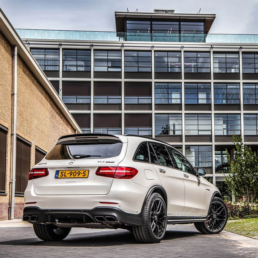 メルセデス・ベンツさんのインスタグラム写真 - (メルセデス・ベンツInstagram)「Ready to perform. 🌟 Photo by  @basfransenphotography. __________ [Mercedes-AMG GLC 63 S | Kraftstoffverbrauch kombiniert: 10,7 l/100 km | CO2-Emissionen kombiniert: 244 g/km | http://mb4.me/Rechtlicher_Hinweis/] . #MercedesBenz #MercedesAMG #AMG #GLC #AMGGLC63S #mbfanphoto #whitecars #hearmeroar #beautyofdriving #automotivedesign #mbcar」7月13日 15時00分 - mercedesbenz