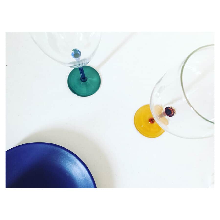 二ノ宮和佳子さんのインスタグラム写真 - (二ノ宮和佳子Instagram)「仲良しのオシャレご夫妻が教えてくれた イギリスのネオン職人さんのワイングラス カラーセンス、のみ口の口当たり、そしてチアーズ時のグラス音も♡ 全てが完璧に好みの品。 1点モノで、それぞれの個性がまた愛おしい。 やっぱりもう2つ欲しいな  #wineglass #England」7月13日 15時22分 - wakako.ninomiya