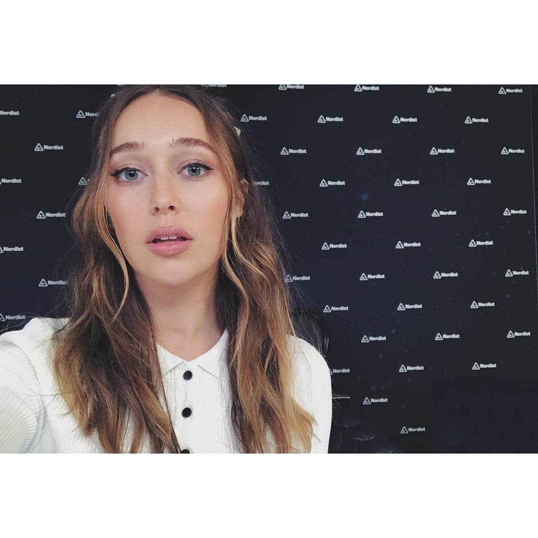 アリシア・デブナム・キャリーのインスタグラム：「Last year at comic con. 🎀 See you this time next week.」