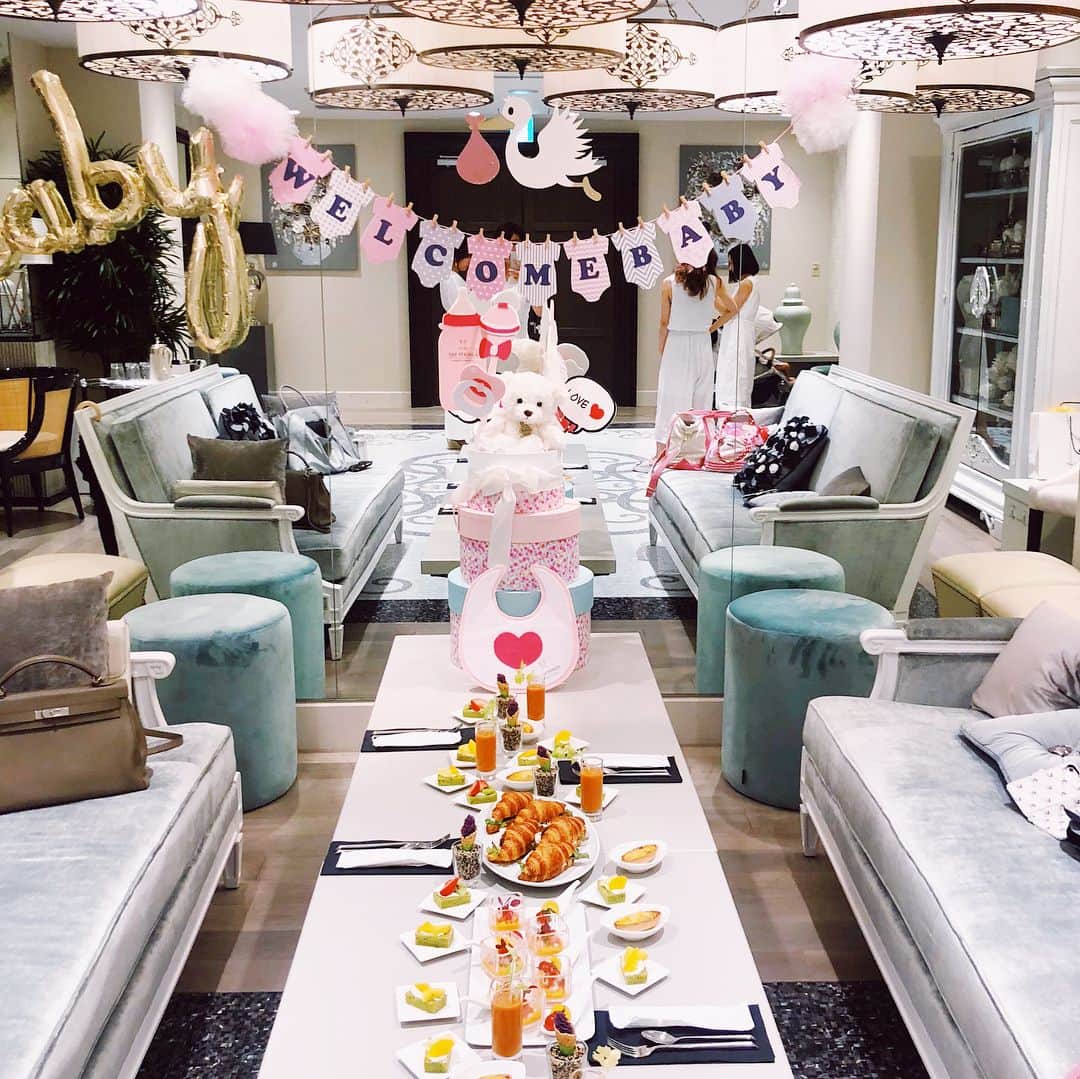 三浦マキのインスタグラム：「Baby shower for our love @kuro_risa at The Strings Omotesando !! みんなが大好きなクロたんのベビーシャワーを『ザストリングス表参道』で行いました❤️ 可愛いデコレーションに女子が喜ぶフードなど、プロの手を借りて素敵なパーティーに✨ しかも個室で貸切！！ 妊婦さんでもママになっても、永遠にみなに愛されるクロたん♡♡ このメンバーも最高すぎでした😂 * * * * #babyshower #baby#thestrings#thestringshotel#ベビーシャワー #ストリングスホテル# #表参道#lovetabi#agree @stringsomotesandoh」