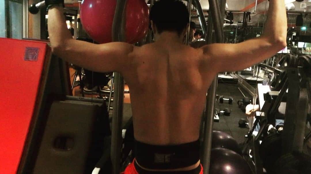 キム・ジソクのインスタグラム：「. 비유 보소..👀 우리 트레이너 시인이었네..💪🏽📜 ✍️」