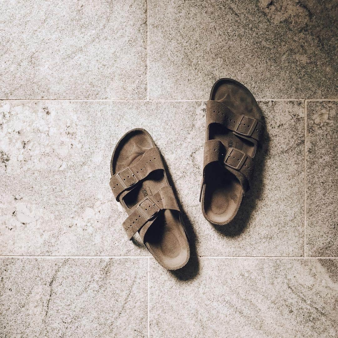 三浦大地さんのインスタグラム写真 - (三浦大地Instagram)「とんでもない履き心地とシックなソリッドカーキ。  また靴が増えてゆく…。 Rick Owens × BIRKENSTOCK のコラボレーションアイテム。  #rickowenstokyo #rickowens #birkenstock #collaboration #mensshoes #sandals #mensfashion #fashion」7月13日 17時22分 - daichi_1127