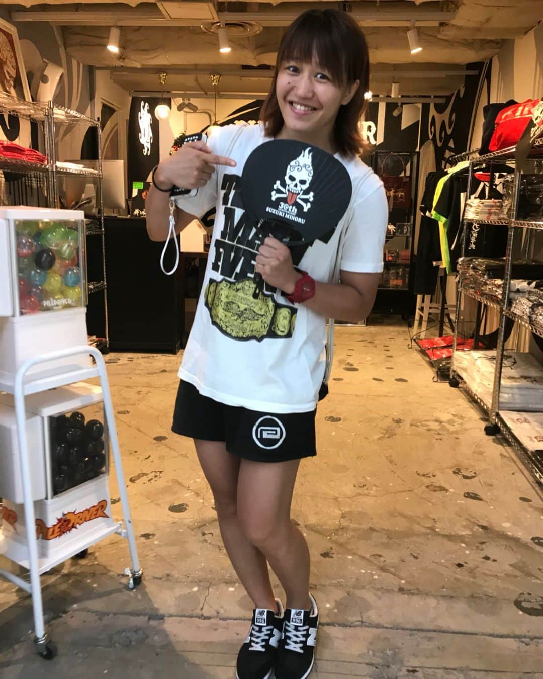 朱里さんのインスタグラム写真 - (朱里Instagram)「パイルドライバー行ってきましたっ(о´∀`о)✨初😎 鈴木みのる選手のグッズいっぱい😊鈴木軍TシャツとキティーちゃんとコラボしてるTシャツのLサイズ超絶欲しかったー😭 みなさんも是非行ってみてください😎  ロッキー川村選手ともいろいろお話できて楽しかったです✨  廣瀬さんありがとうございましたー！！！ #原宿 #パイルドライバー #鈴木みのる #鈴木軍 #プロレス  #Tシャツ」7月13日 18時09分 - syuri_official