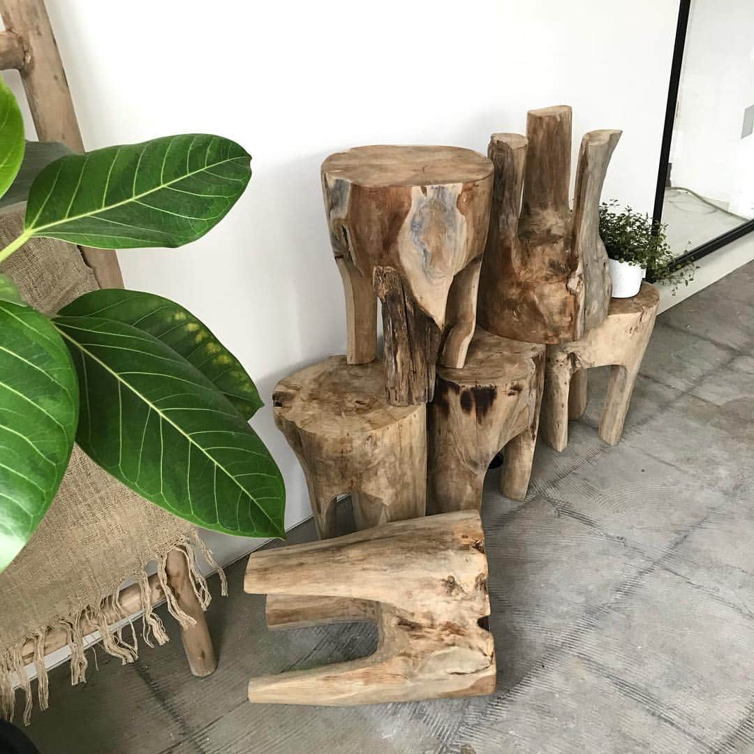 のインスタグラム：「久々にログスツール入荷です！他にも吉田麻衣子さんの花器や大型家具はど1点モノばかりWEB SHOPに入荷したのでぜひお早めにチェックを！ . #logstool #ログスツール #stool #スツール #woodenstool #naturalbeauty #interior #インテリア#ornedefeuilles #オルネドフォイユ」