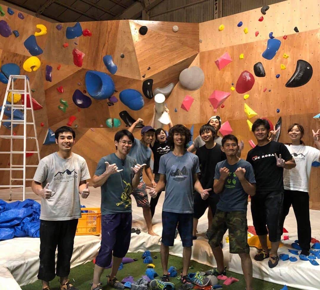 安間佐千さんのインスタグラム写真 - (安間佐千Instagram)「茨城県鹿嶋市にあるアオロク @ao_roc.climbing よりゲストセッターとしてお声がけ頂き、2日間課題を設定させてもらいました。一つ一つの課題に命を宿すように、丁寧に創り上げた15課題。お時間のある方は是非遊びに行ってみてくださいね。 ・ アオロクはまだオープンして5ヶ月だそうですが、のびのびとし暖かな雰囲気に癒されます。アオロクスペシャルブレンドの美味しいコーヒーもいただけます☕️近くには日本三大神宮である鹿島神宮があります。僕も2日目の朝ご挨拶に行きましたが、非常に素晴らしい場所でした。ご興味のある方はそちらにも是非足をお運び下さい。 ・ 僕にとってもっとも難しかった課題は、オーナー夫妻の三枝さんの愛犬、柴犬のアオちゃんと仲良くなること。笑 犬は少し苦手なタイプですが、またお邪魔する時は遊んでもらおうと思います😌✨ ありがとうございました！ ・ This is about setting boulders at Aoroc Climbing gym in Ibaraki Japan. Please translate if you are interested. ・ #アオロク #鹿嶋 #茨城 #鹿島神宮」7月13日 19時08分 - sachiamma