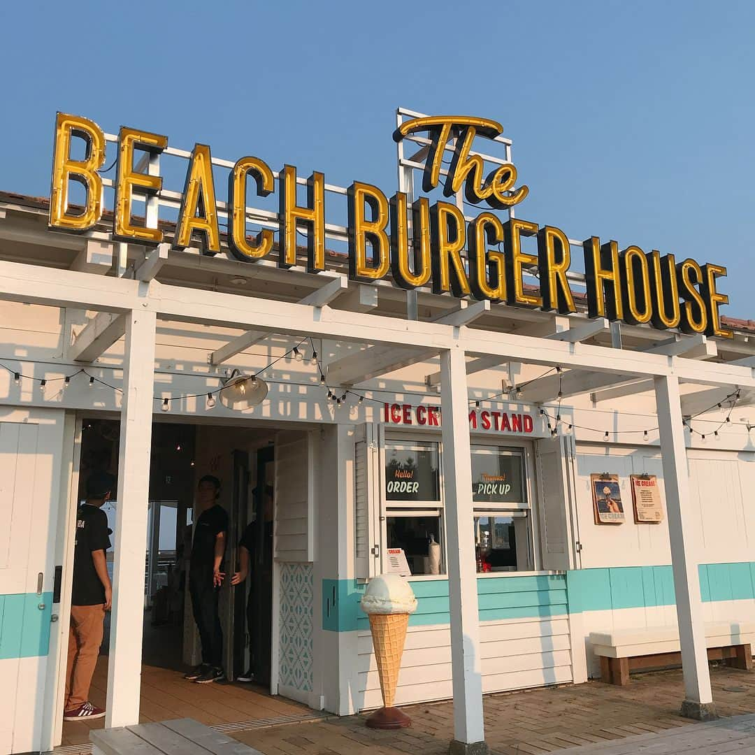 NANAMIさんのインスタグラム写真 - (NANAMIInstagram)「#thebeachburgerhouse 🍔💗 1周年おめでとうございます☺︎ 去年のオープンも来てまた今年も来れるの嬉しい💓 @the_great_burger のハンバーガーは大好きで東京でもよく食べるよ😘😘 #今日初ご飯 #greatburger #なんなな旅行 #2018なとぅの思い出」7月13日 19時08分 - nanami023