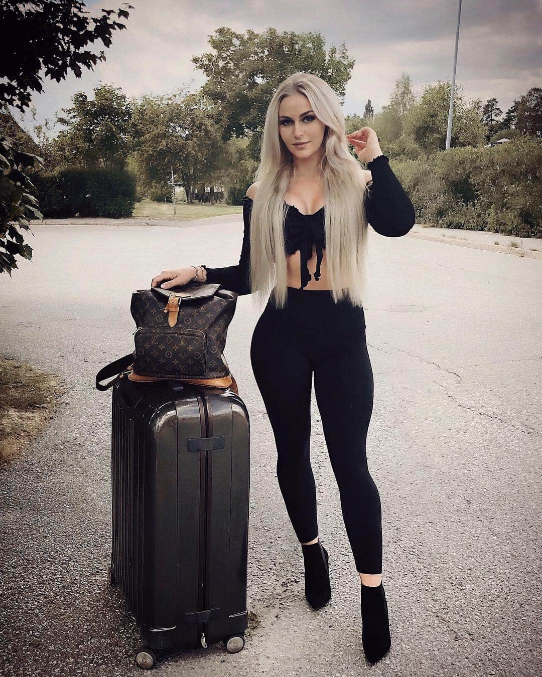 Anna Nyströmのインスタグラム：「✈️ Arrived safely in Frankfurt. Check out my Insta Story to see what I’ve been up to ☺️💗」